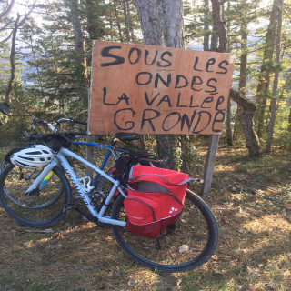 "Sous les ondes, la vallée gronde" : récit d'une lutte contre le projet d'antenne à Mirabel-et-Blacons